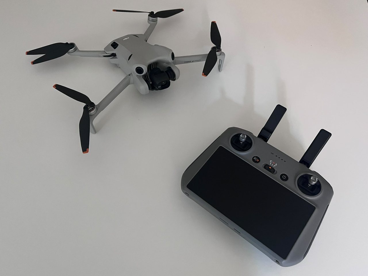 Drone DJI Mini 4 Pro con radiocomando