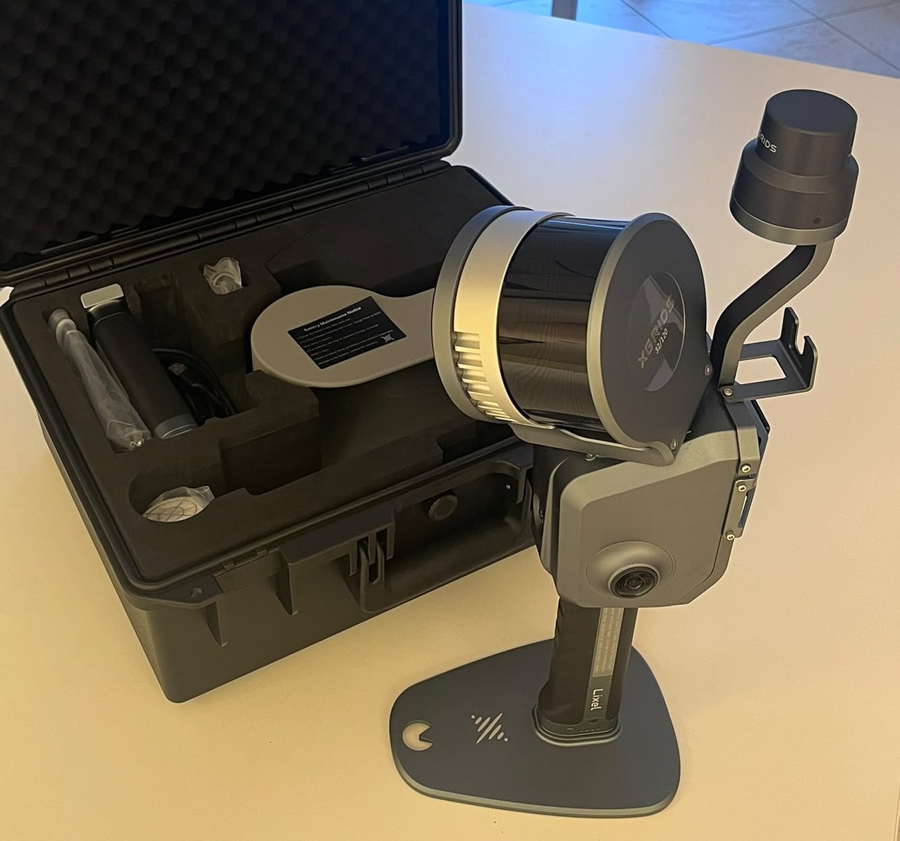 Laser scanner XGRIDS Lixel sul supporto, con valigia e accessori